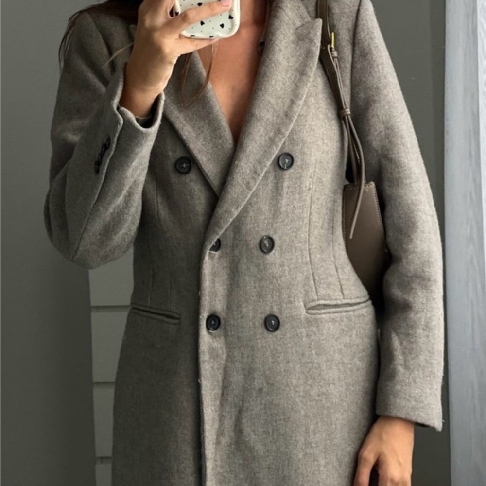 Zara Gray Trench Coat with Classic Lapels and Structured Shoulders